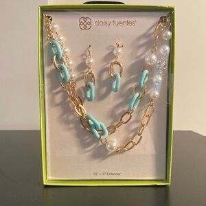 Daisy Fuentes Gold and Blue Necklace Elegant Design